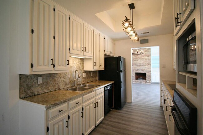 16933 Davenport Ct - Photo 7 of 17