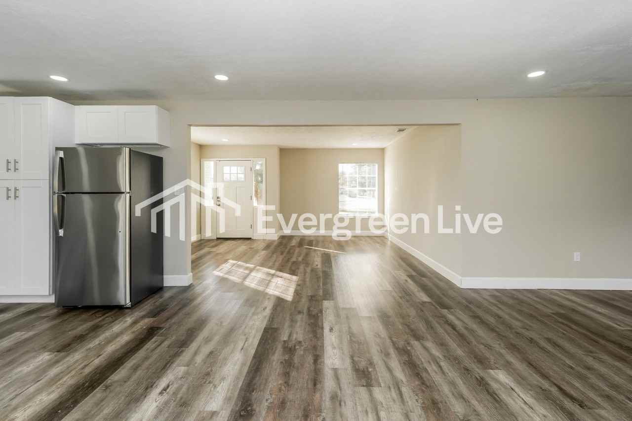 5100 Goose Creek Dr - Photo 4 of 16