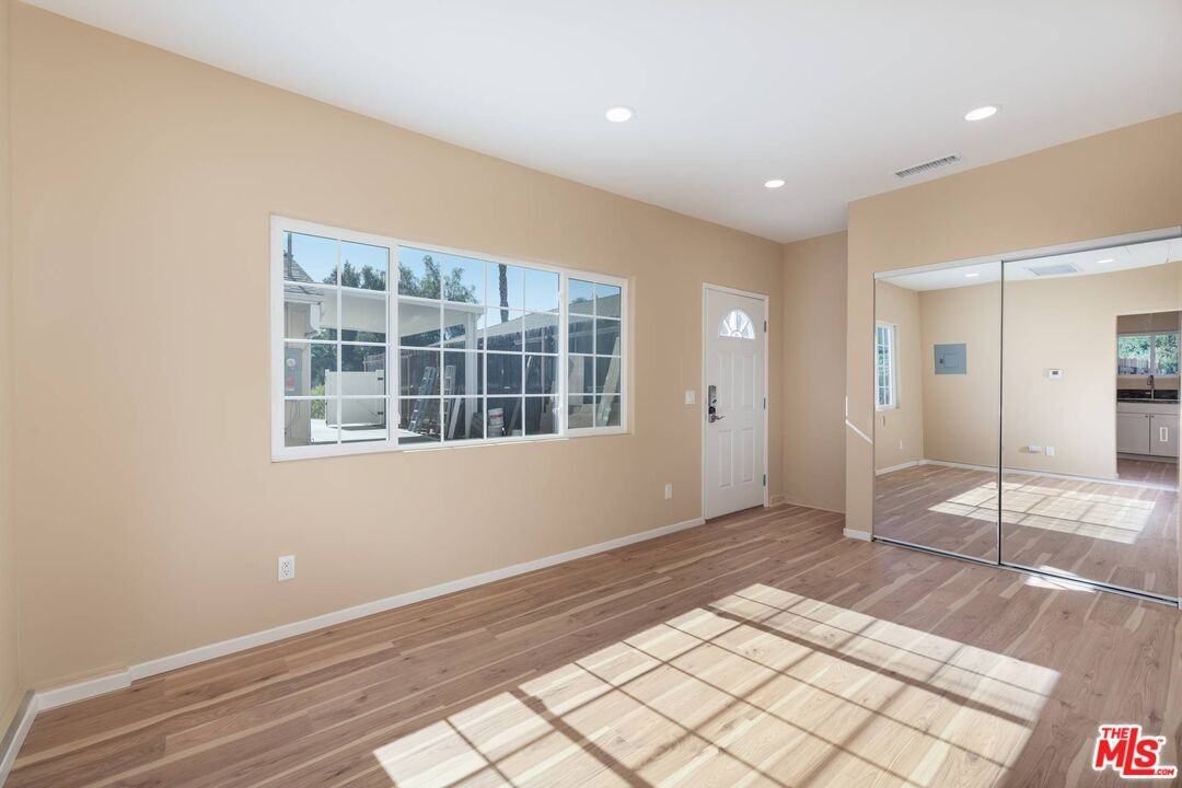 12015 Califa St #12015 - Photo 6 of 8