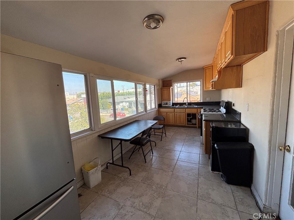 1249 West 36th Street #1249 - Photo 3 of 34