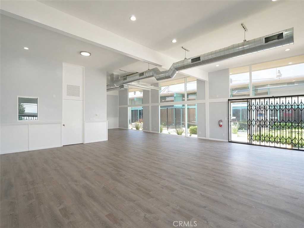 529 W 9th St #529A - Photo 3 of 12