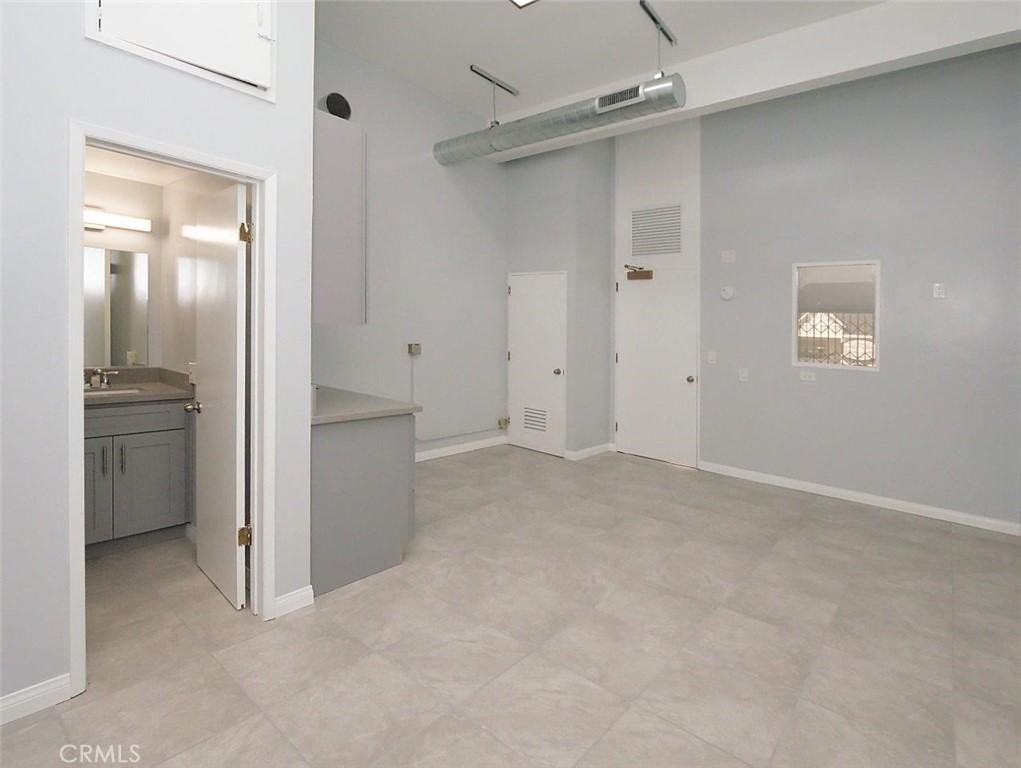 529 W 9th St #529A - Photo 6 of 12