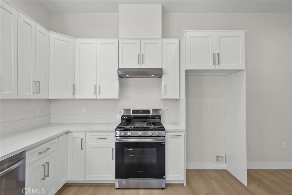 16404 Donmetz St #16404 - Photo 3 of 38