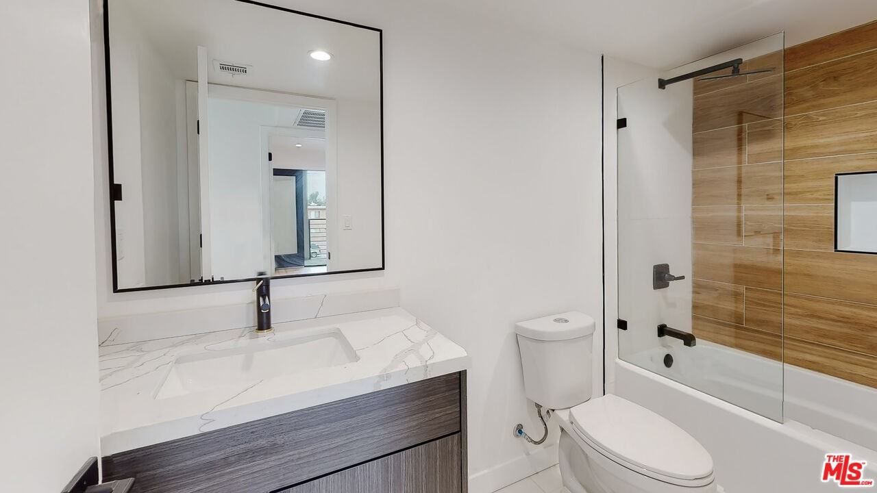 6807 Gloria Ave #6807 - Photo 2 of 32