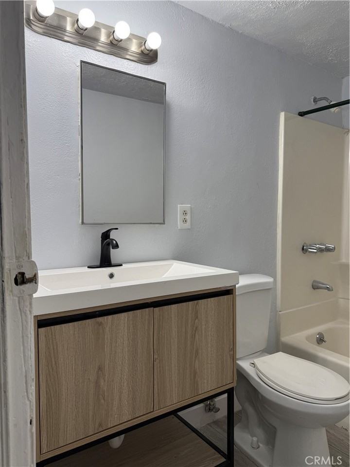1170 E 55th St #1170 - Photo 4 of 14