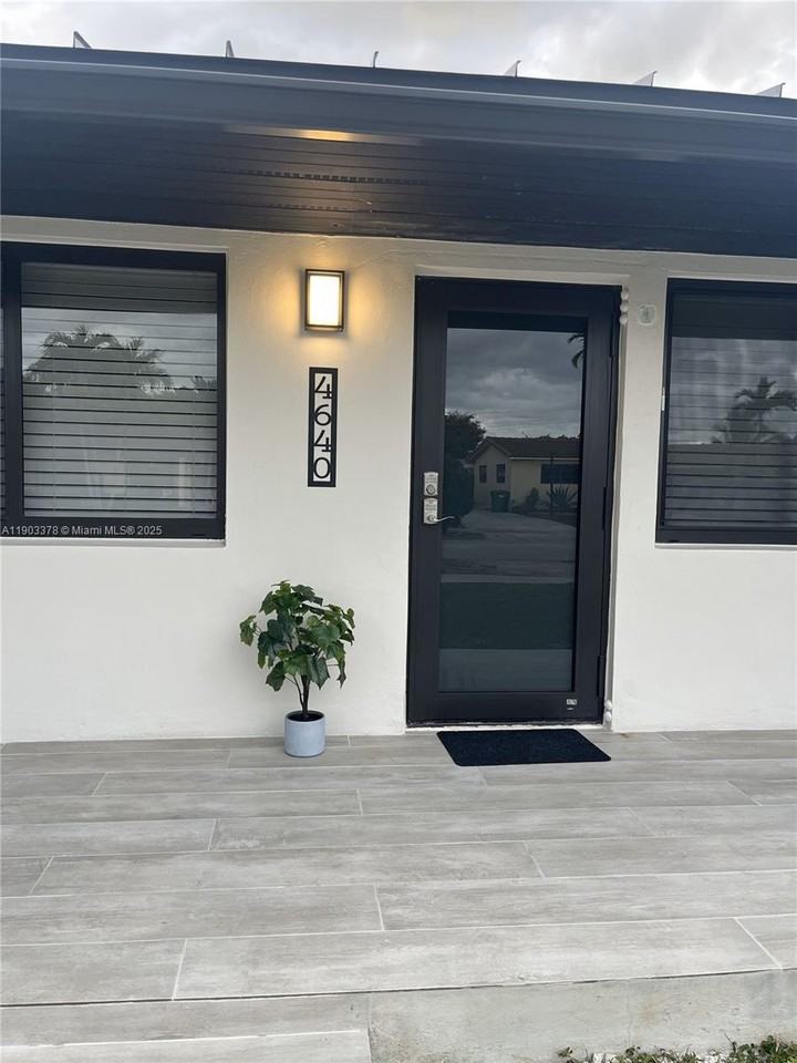 4640 Southwest 94th Court #4640 - Photo 3 of 37