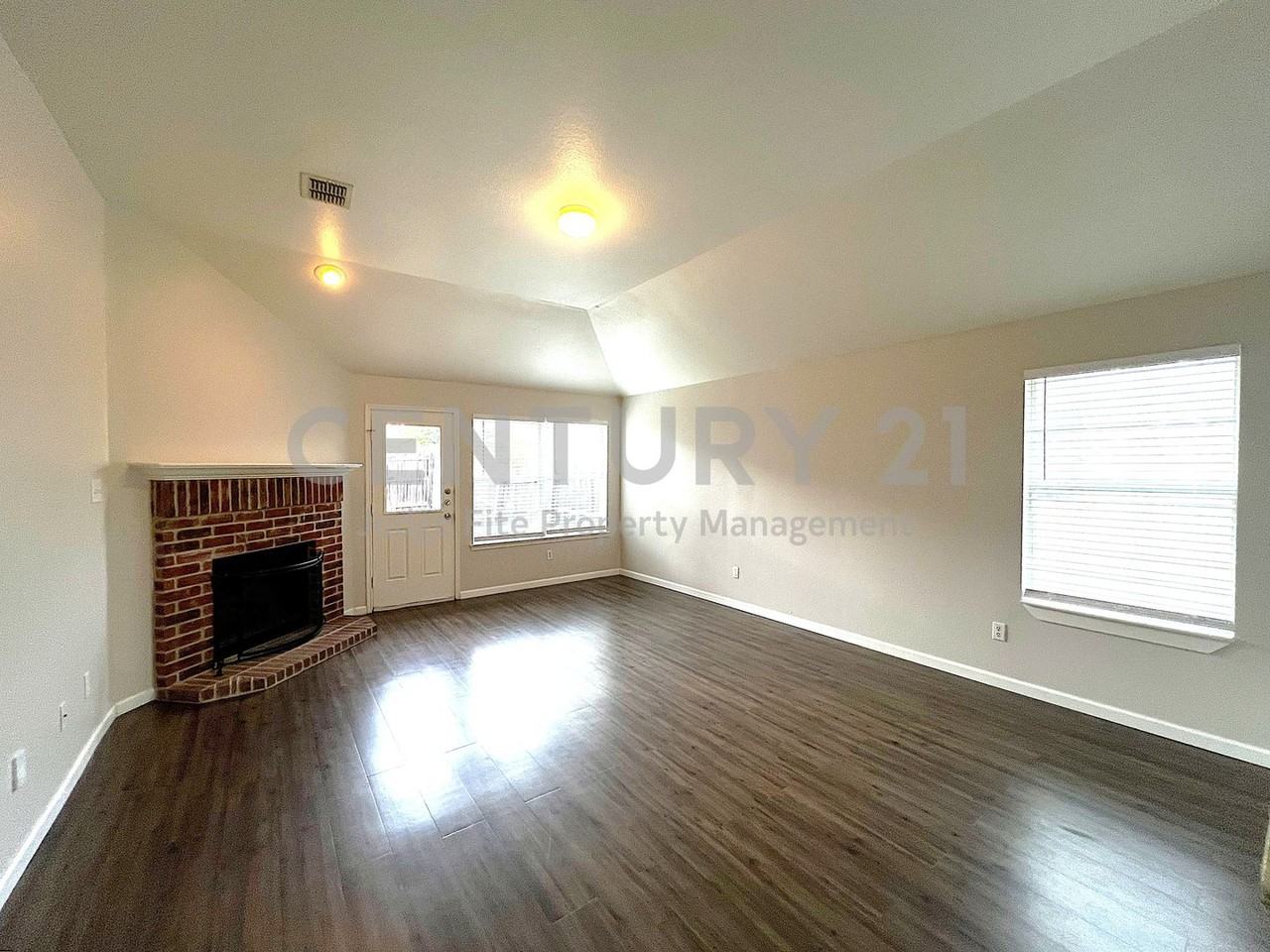 1923 Pin Oak Ln - Photo 2 of 11