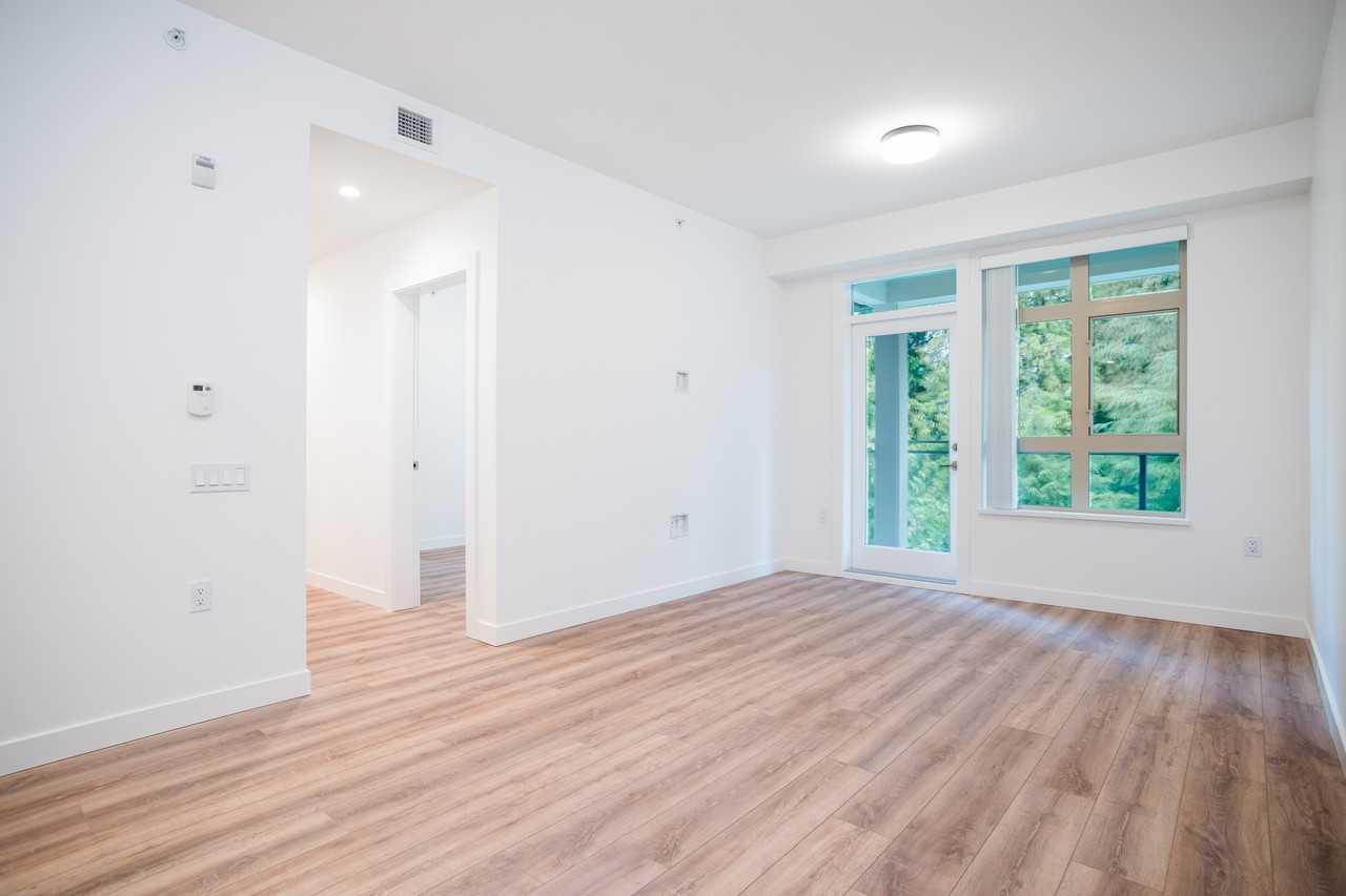 Lynn Living - Photo 4 of 15