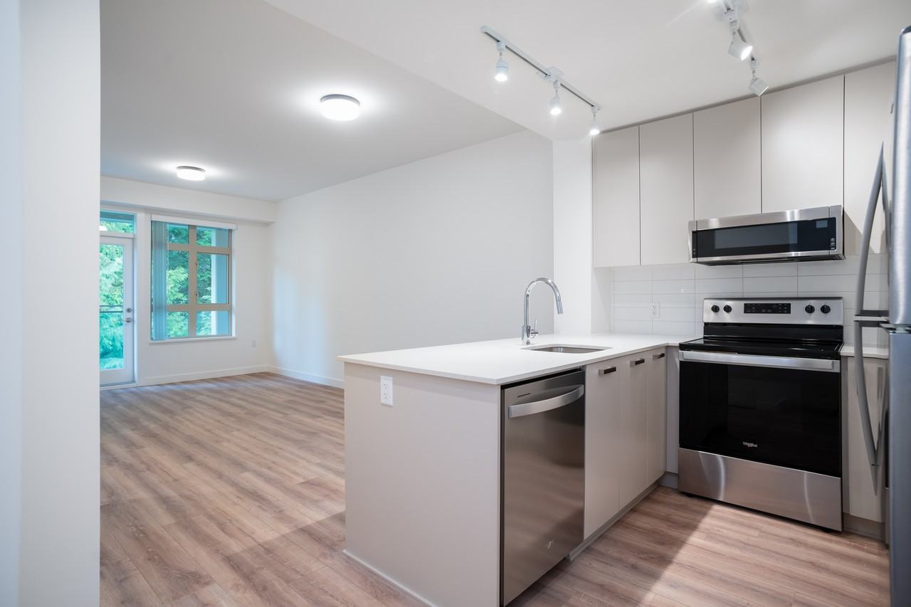 Lynn Living - Photo 6 of 15