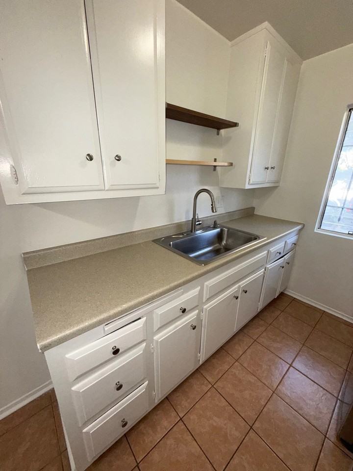 1114 West 18th Street #1 - Photo 3 of 10