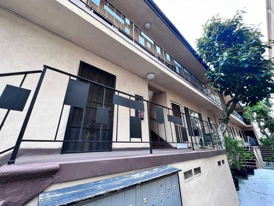 1338 North Gardner Street #5 - Photo 4 of 19