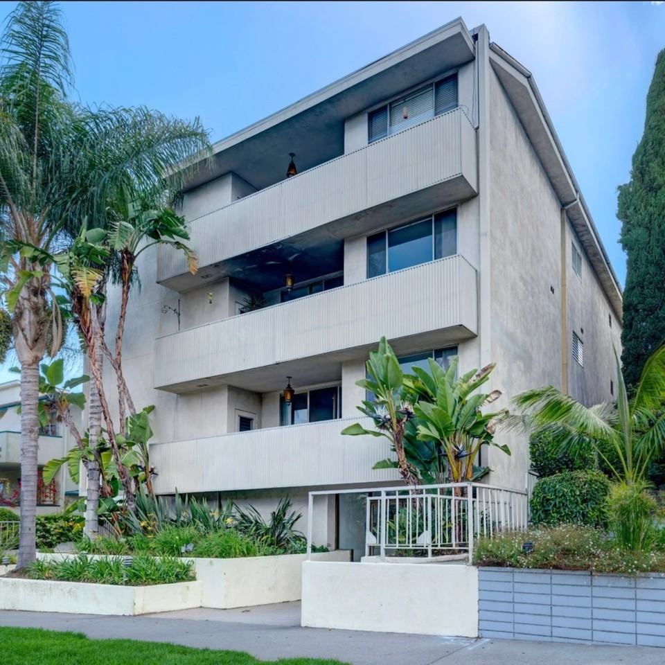 1541 North Hayworth Avenue #102 - Photo 2 of 28