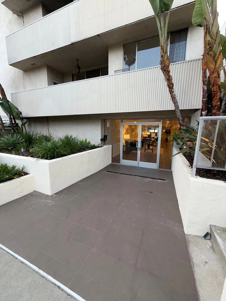 1541 North Hayworth Avenue #102 - Photo 4 of 28