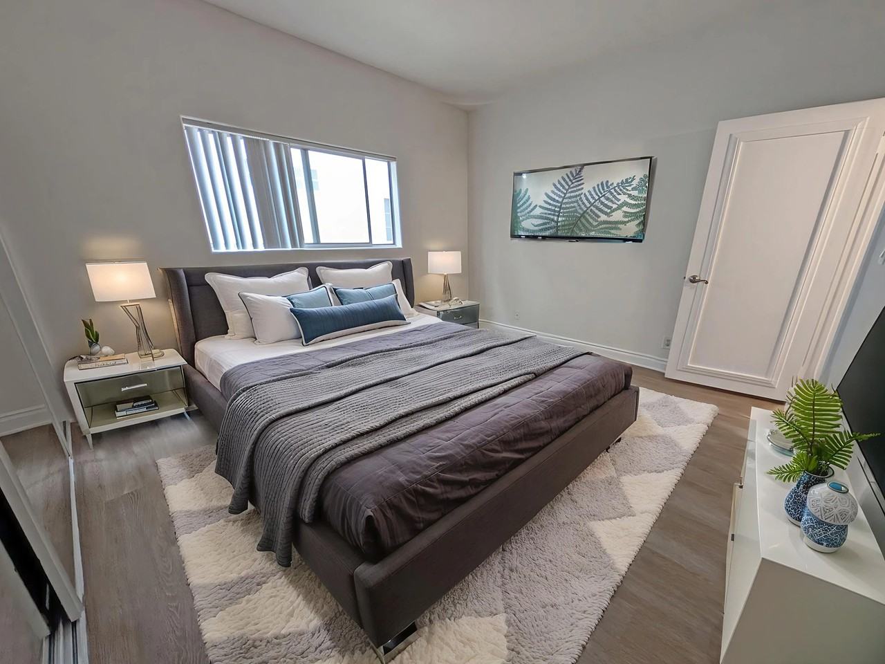 912 North Croft Avenue #102 - Photo 4 of 8