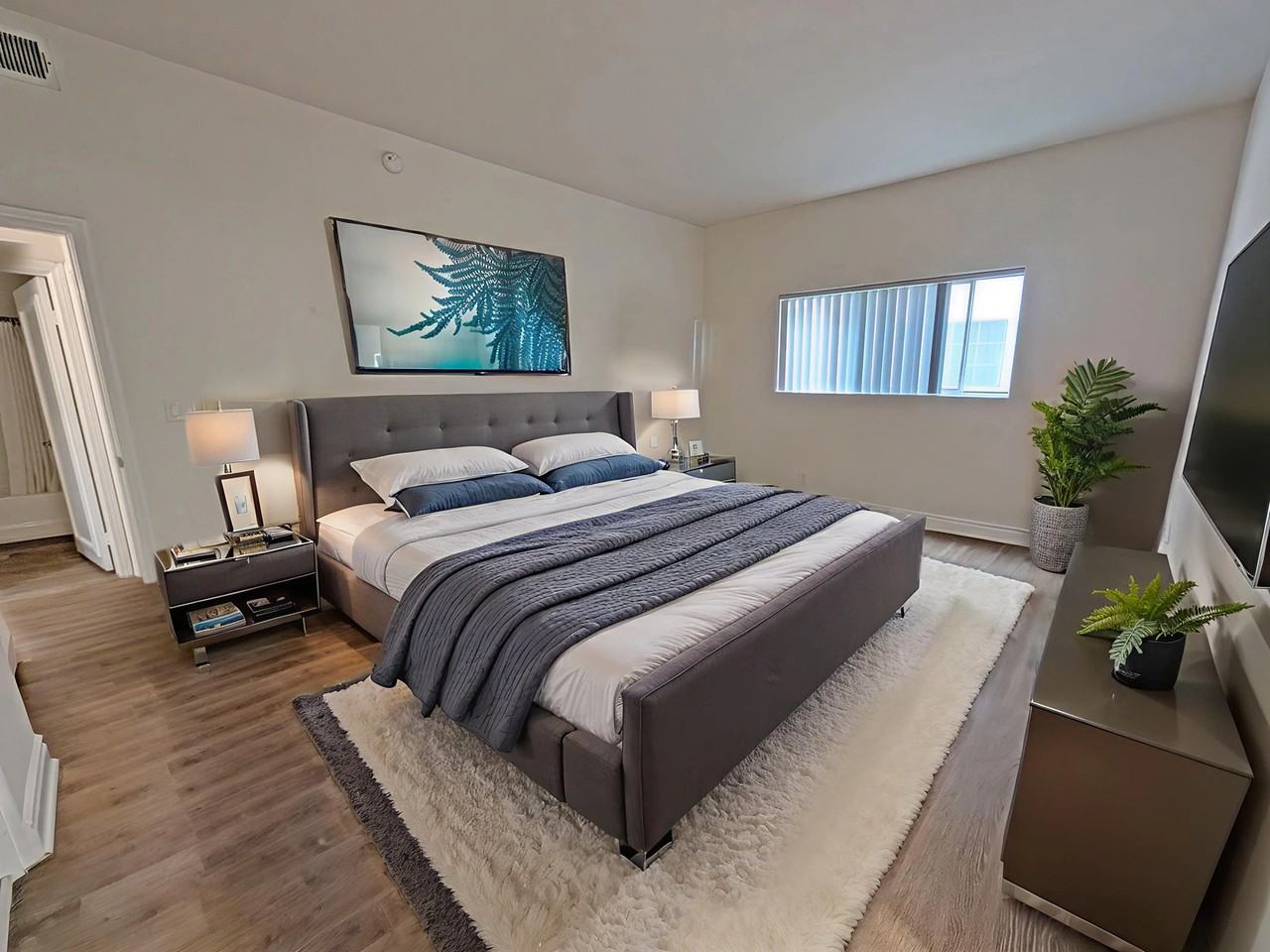 912 North Croft Avenue #102 - Photo 5 of 8