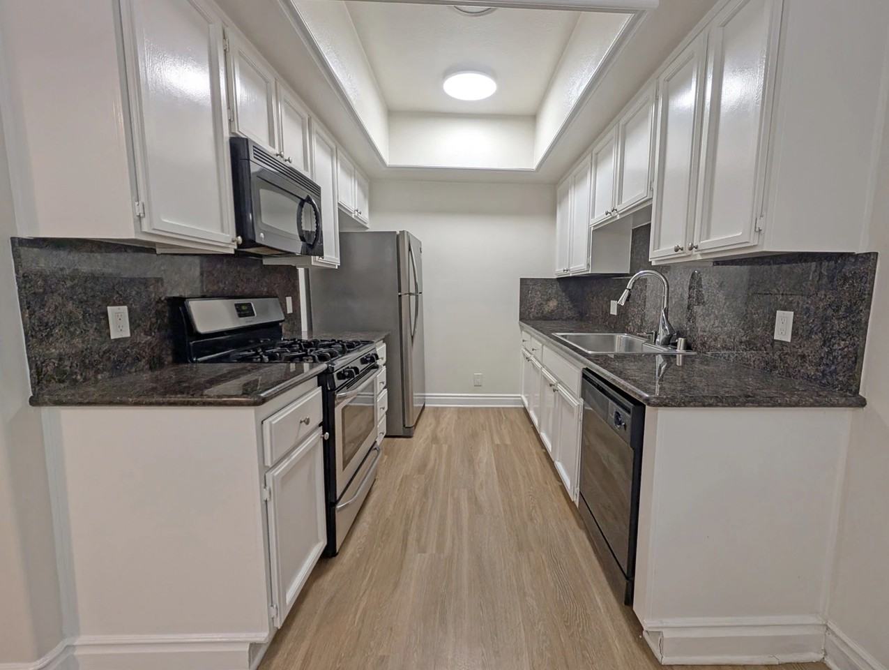 912 North Croft Avenue #102 - Photo 7 of 8