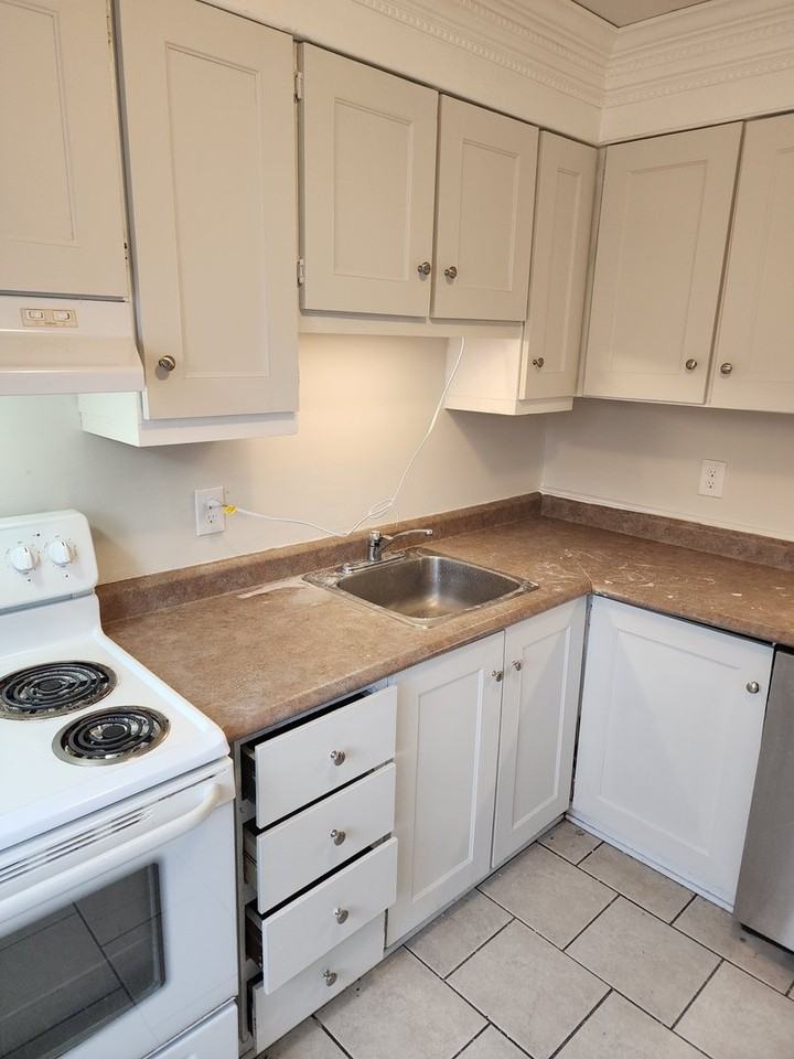 2570 Southvale Cres - Photo 2 of 13