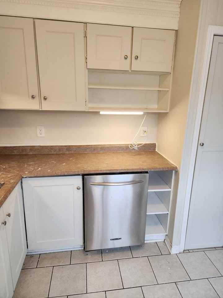 2570 Southvale Cres - Photo 3 of 13