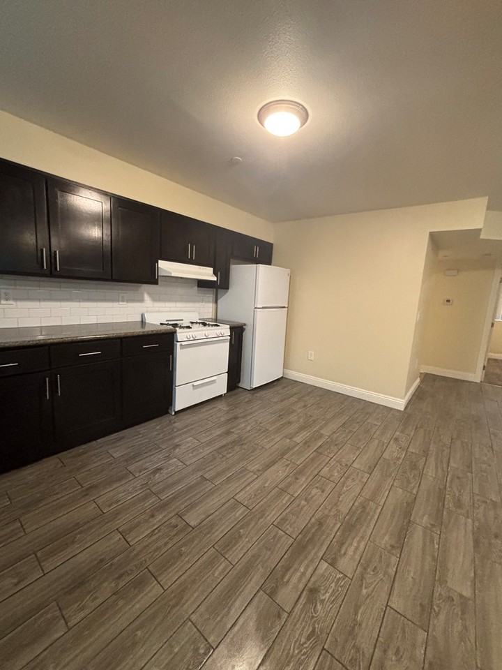 524 West 51st Street - Photo 3 of 17