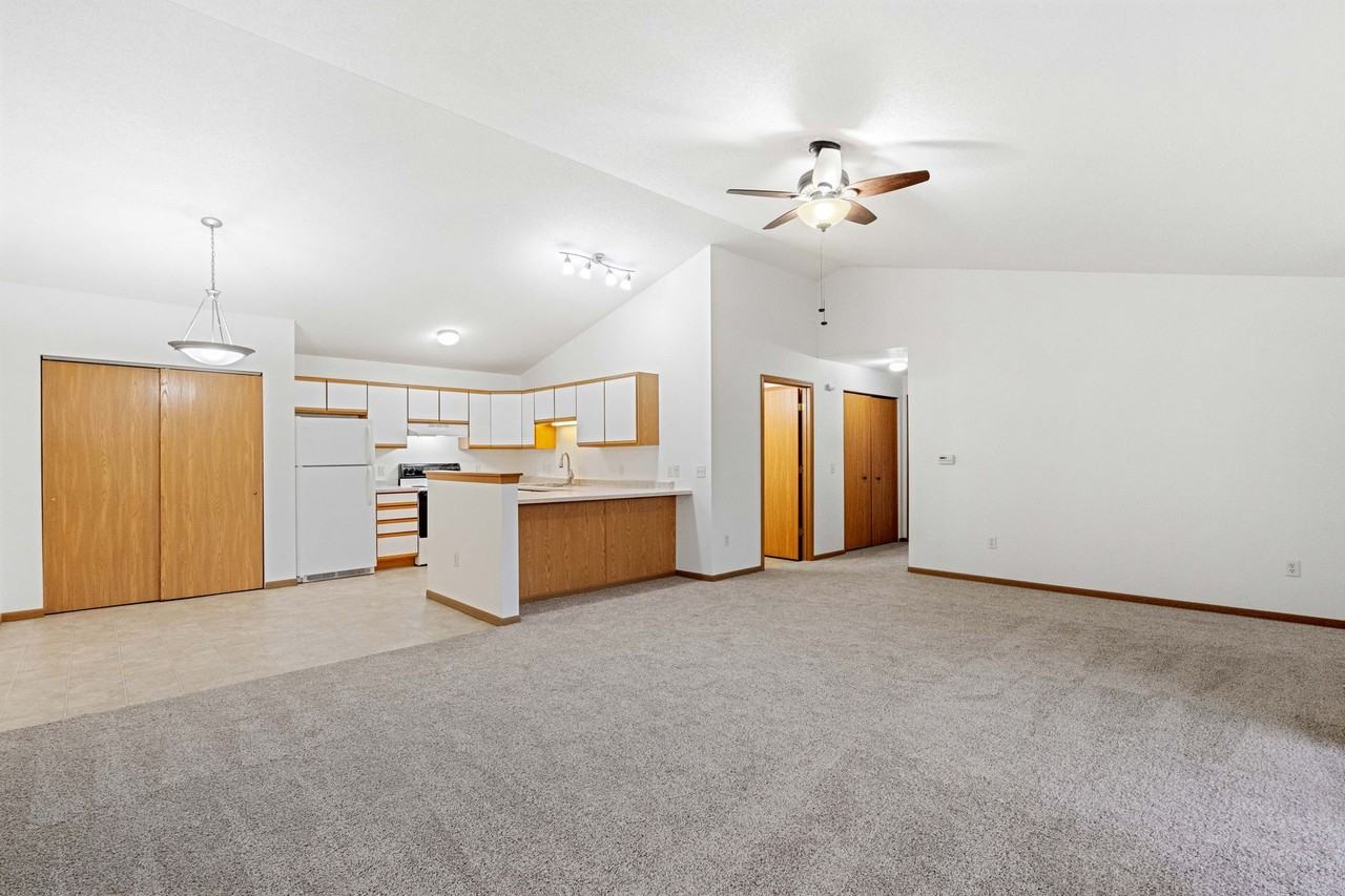 Oakridge Apartments - Photo 3 of 25