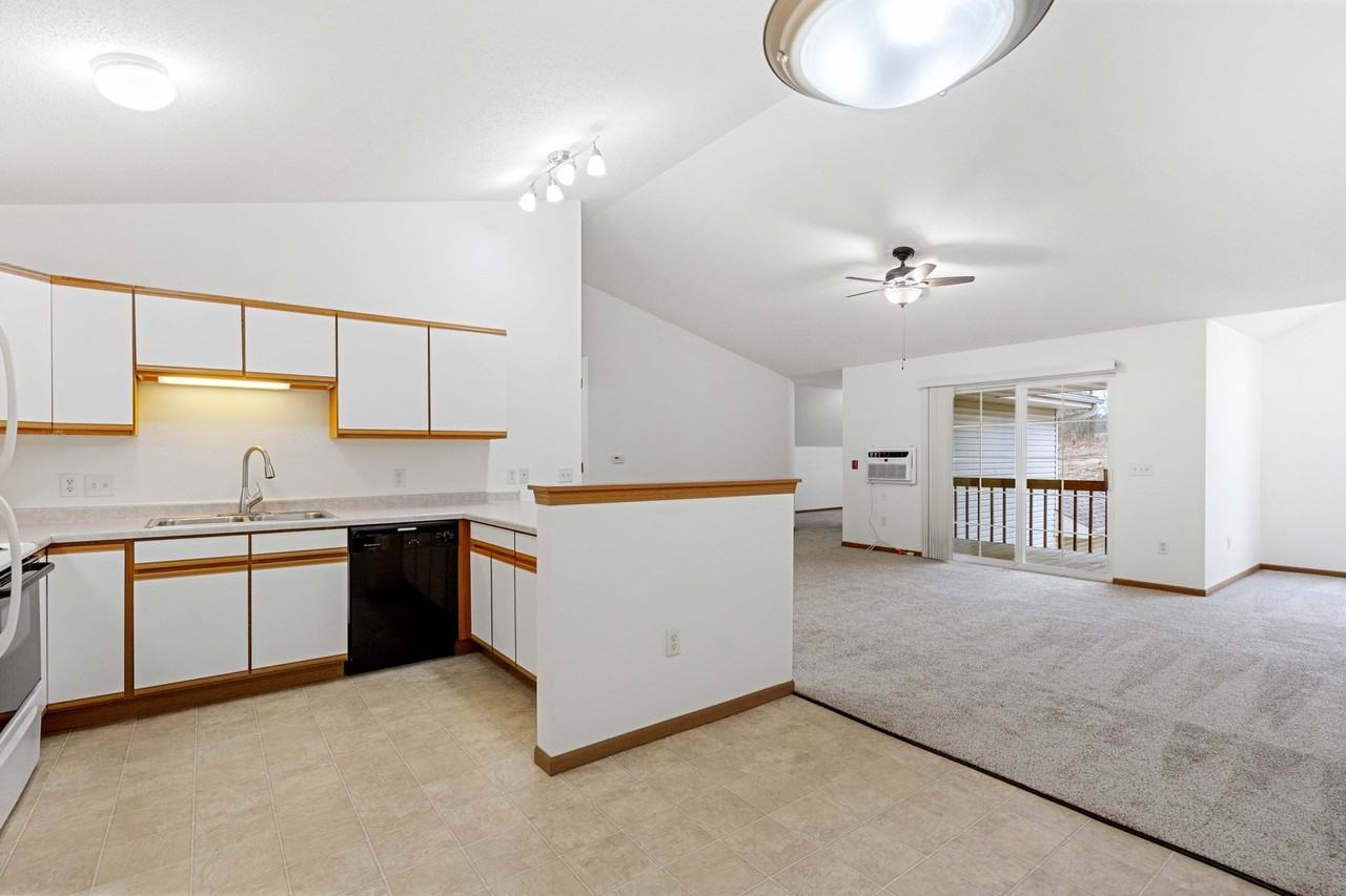 Oakridge Apartments - Photo 4 of 25