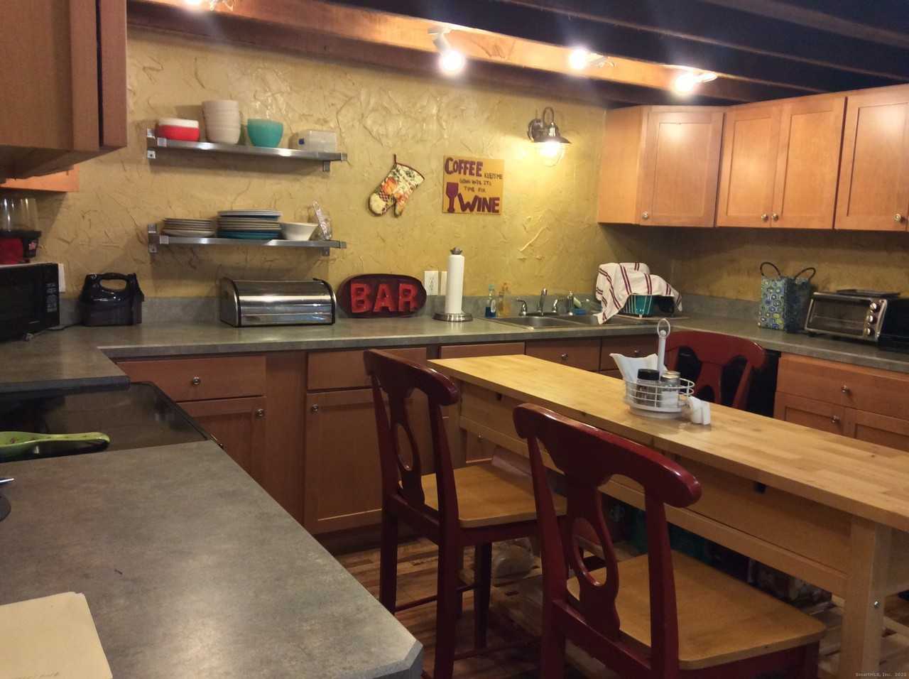 1187 Mount Carmel Ave - Photo 5 of 11