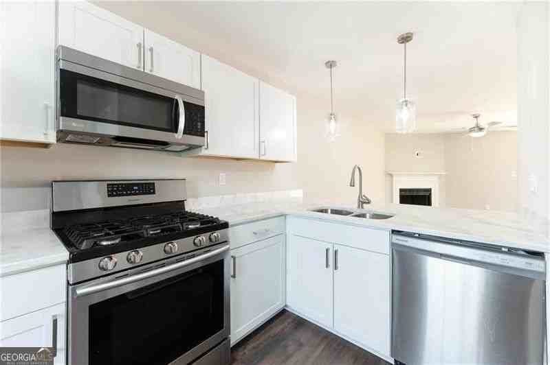 547 Harbor Lake Court - Photo 4 of 20