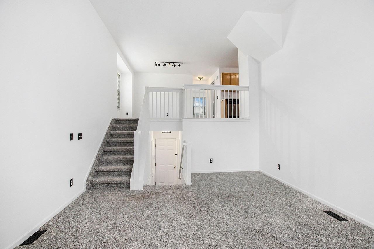 1947 Lindsay Ln - Photo 3 of 16