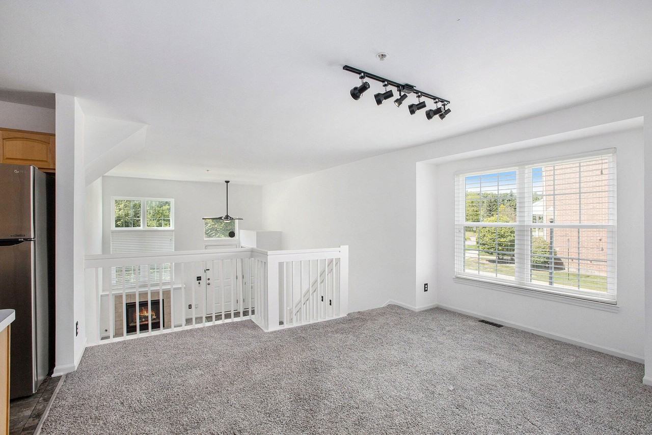 1947 Lindsay Ln - Photo 6 of 16