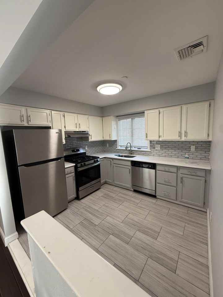 9 E 50th St #2 - Photo 4 of 12