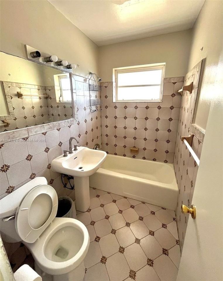 1541 Ne 13th St #0 - Photo 4 of 4