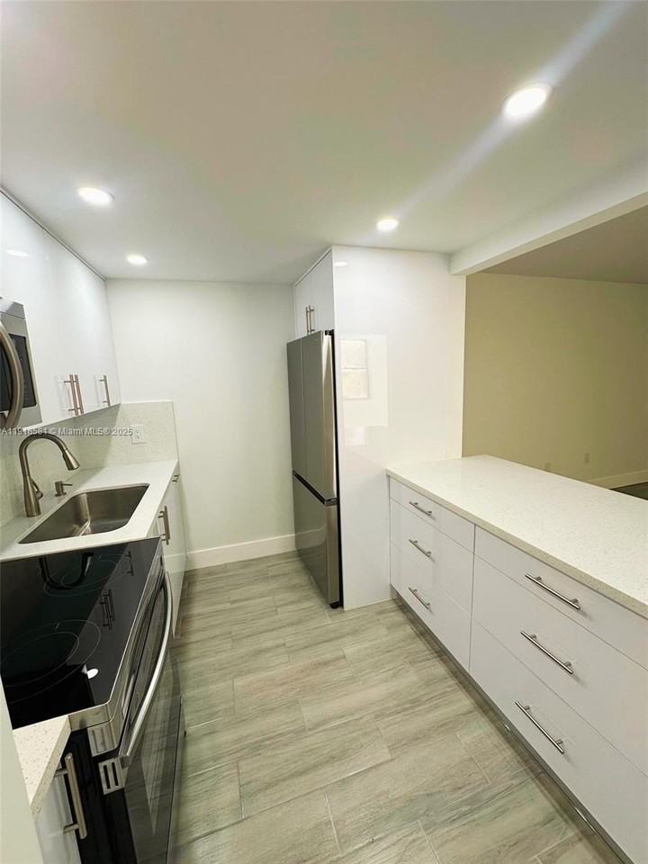 14201 N Kendall Dr #412D - Photo 4 of 16