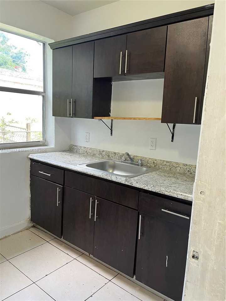 14155 Ne 14th Ave #C - Photo 3 of 8