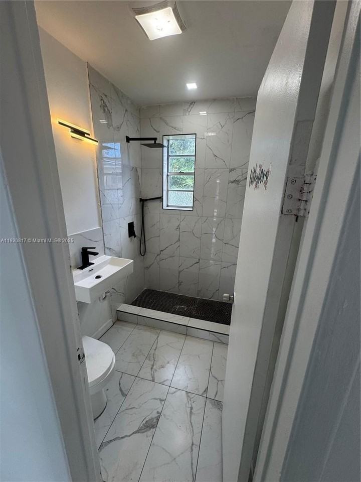 14155 Ne 14th Ave #C - Photo 4 of 8