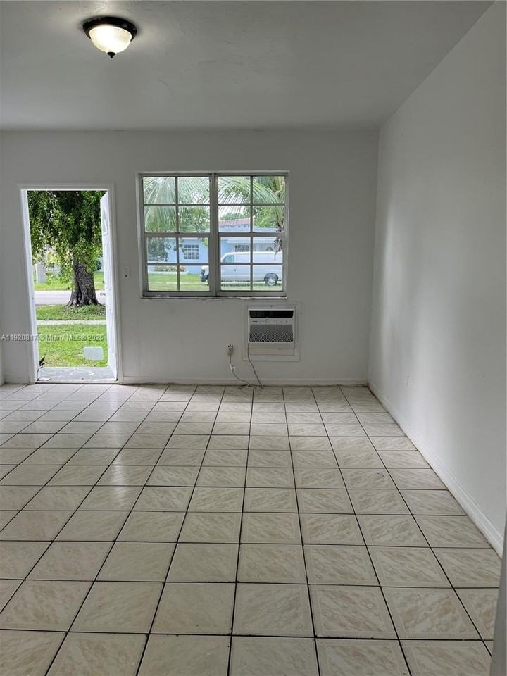 14155 Ne 14th Ave #C - Photo 7 of 8