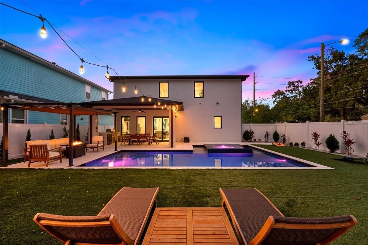 902 W Plymouth St - Photo 2 of 50