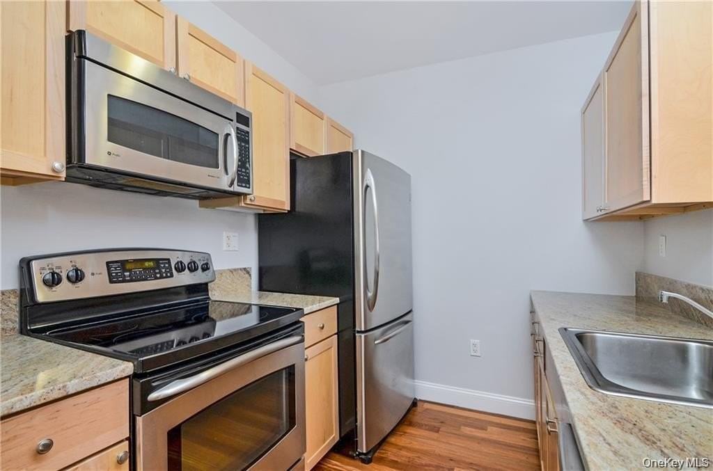 543 Main St Apt 402 #402 - Photo 6 of 21