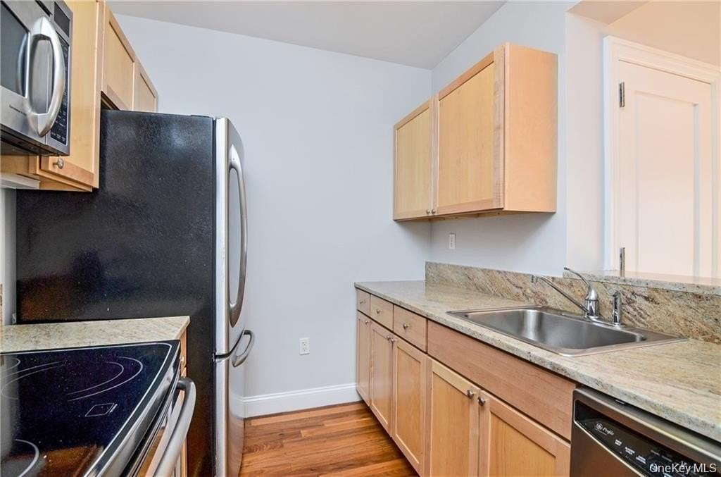 543 Main St Apt 402 #402 - Photo 7 of 21