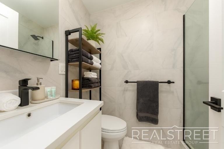 645 Knickerbocker Ave #3 - Photo 7 of 12