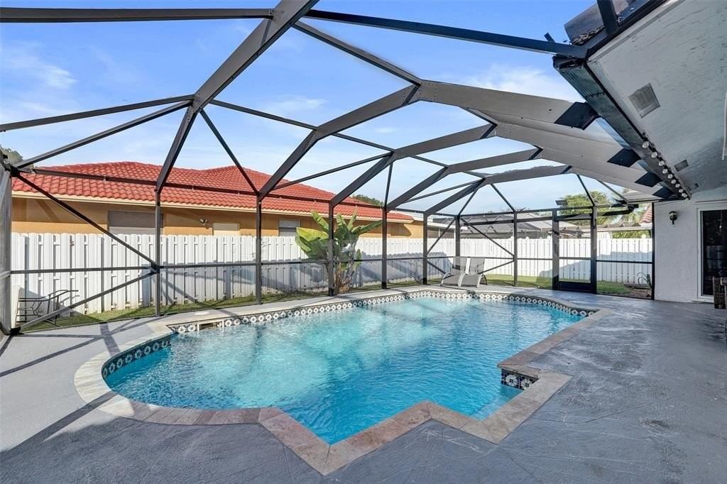 7909 Nw 19th St - Photo 3 of 33