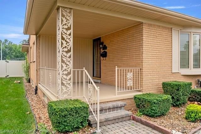 21979 Hickorywood Dr - Photo 2 of 35