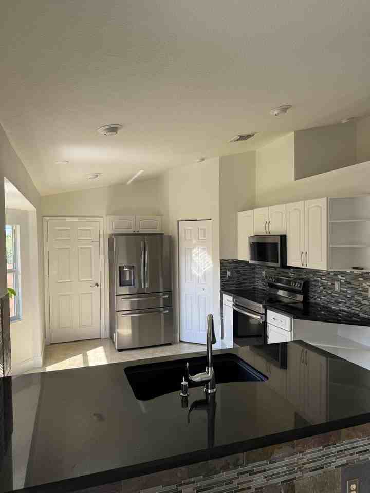 3770 Southwest Darwin Boulevard - Photo 5 of 10