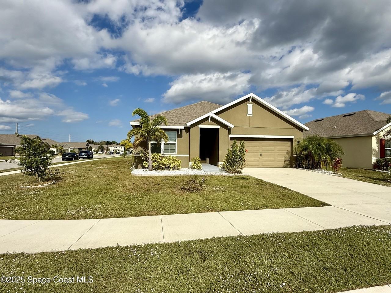 135 Sorrento Drive - Photo 2 of 30