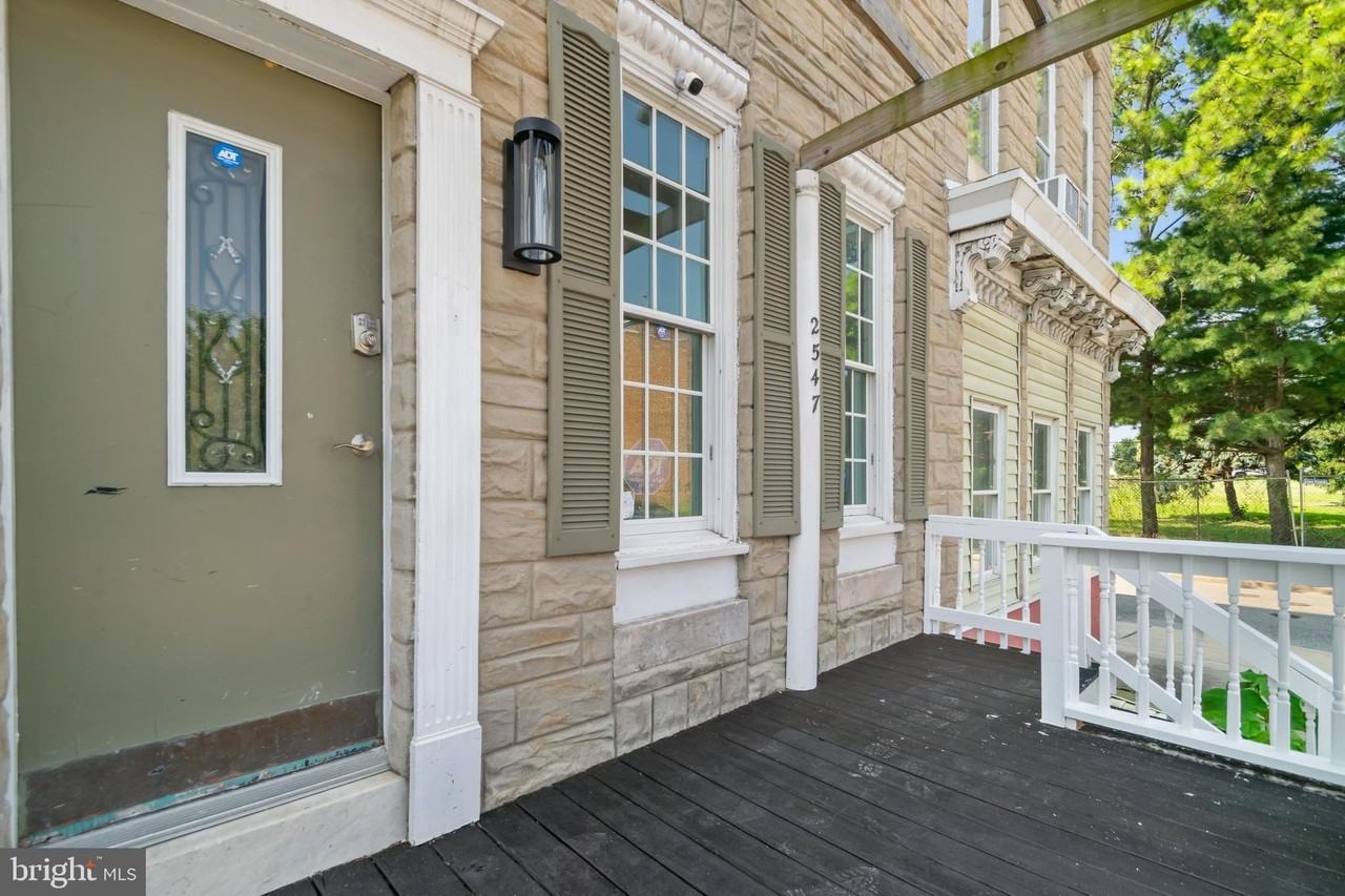 2547 Ashton Street - Photo 3 of 34