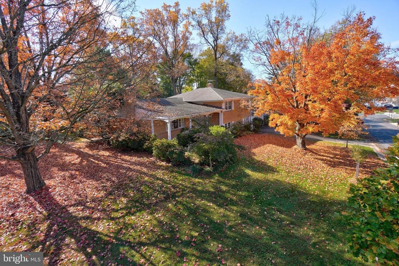 6220 Robinwood Rd - Photo 2 of 48