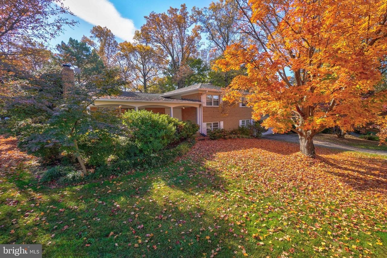 6220 Robinwood Rd - Photo 3 of 48