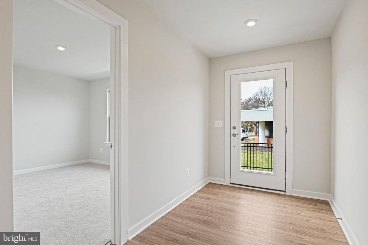 2172 Glacier Rd - Photo 4 of 33