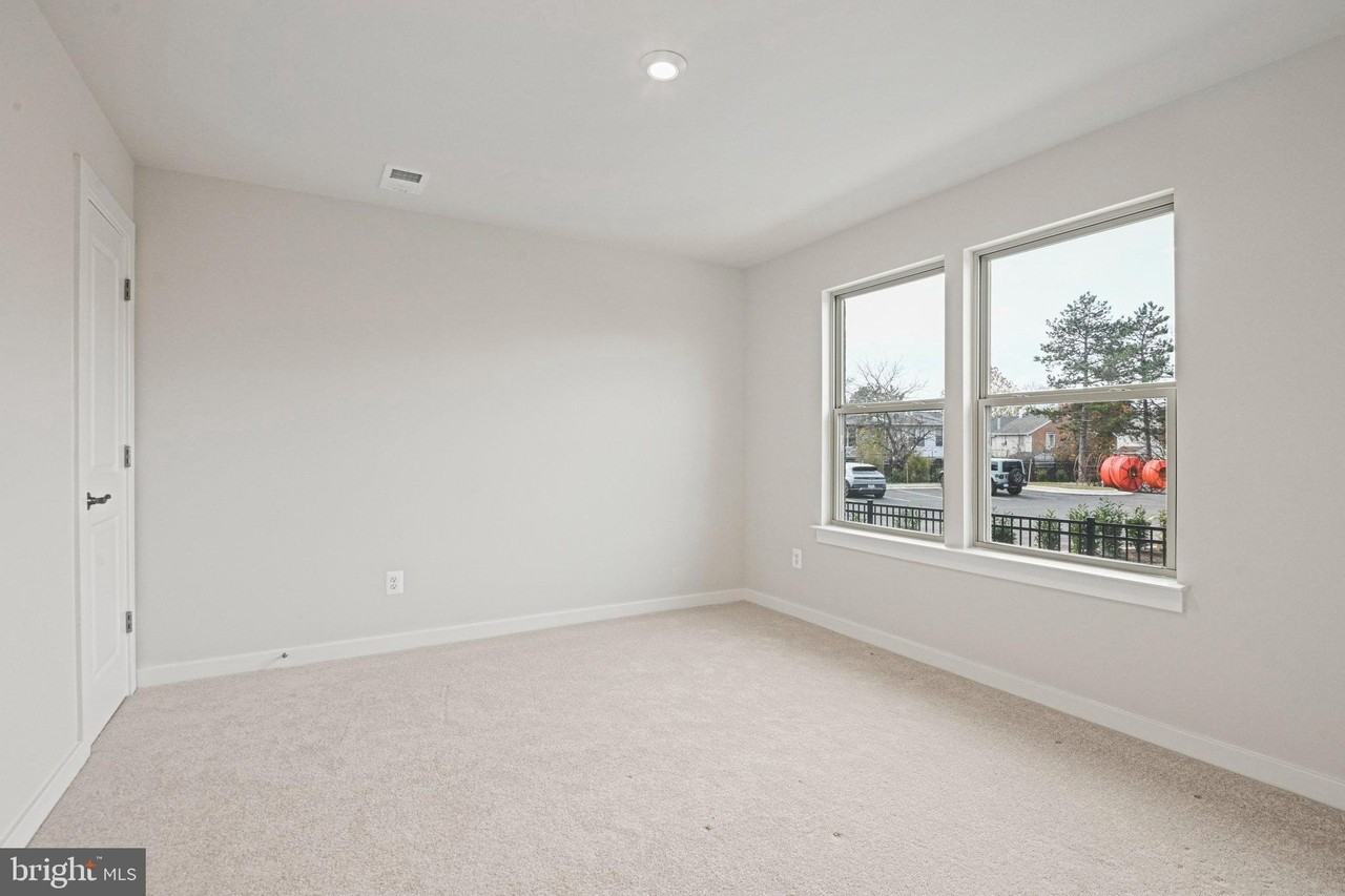 2172 Glacier Rd - Photo 5 of 33