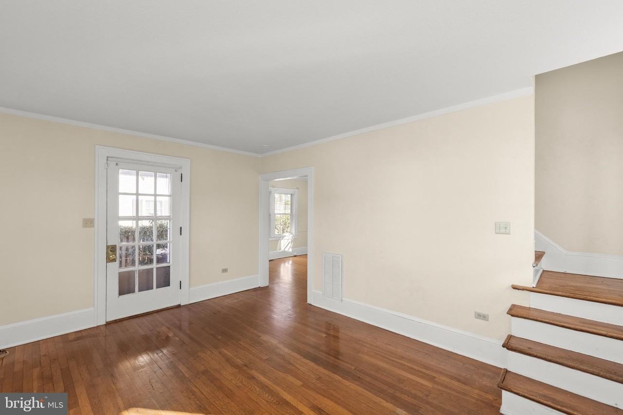 675 Berryville Ave - Photo 3 of 32