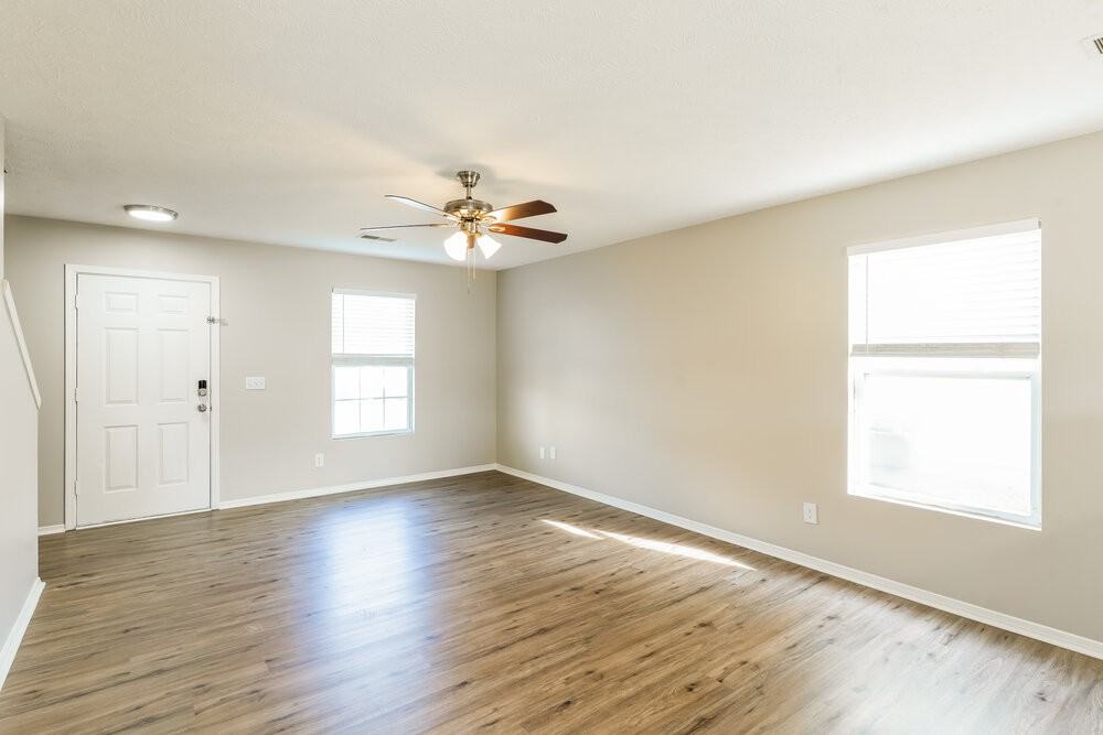 2803 Creekbend Dr - Photo 4 of 17